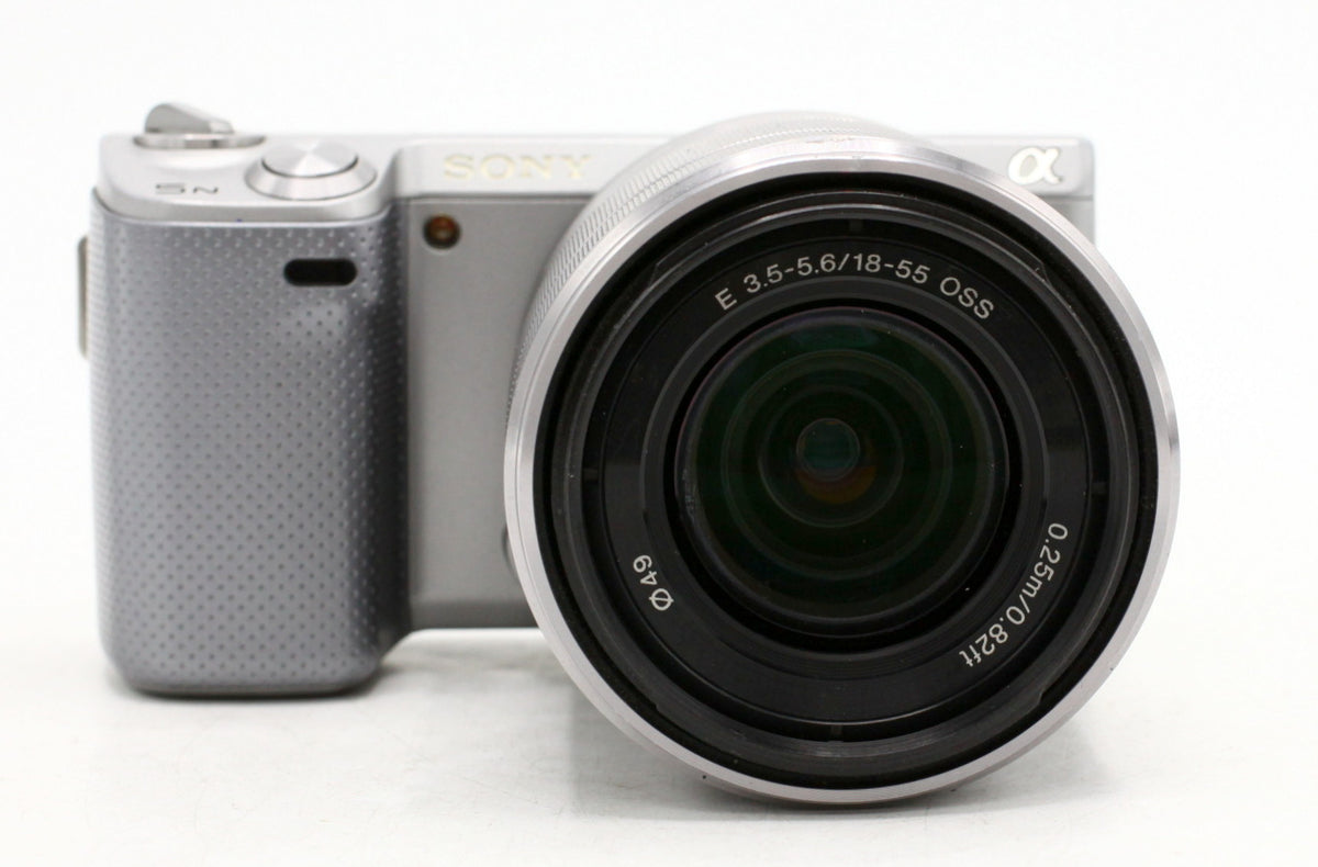 Occ- Sony NEX-5n body zilver + 18-55mm F/3.5-5.6 OSS zilver en zonnekap SN:4922029 12 mnd gar (6/20249)