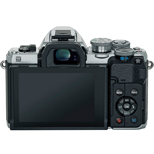 Olympus OM-D E-M10 mark IV argento + ED 14-150mm II edizione speciale
