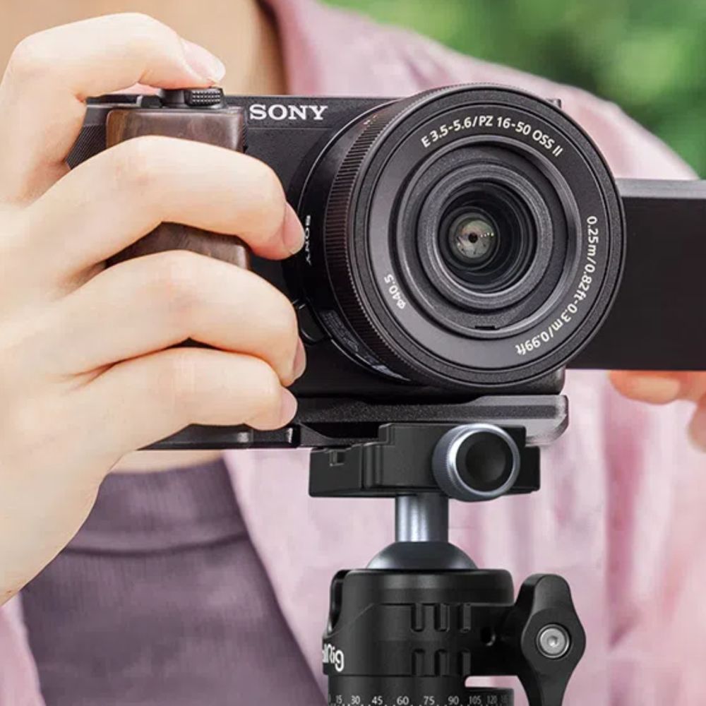 SmallRig Piastra di montaggio a L con impugnatura in legno per Sony ZV-E10 II 4864