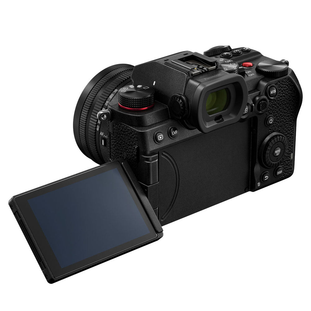Panasonic LUMIX S5D + 18-40mm f/4.5-6.3