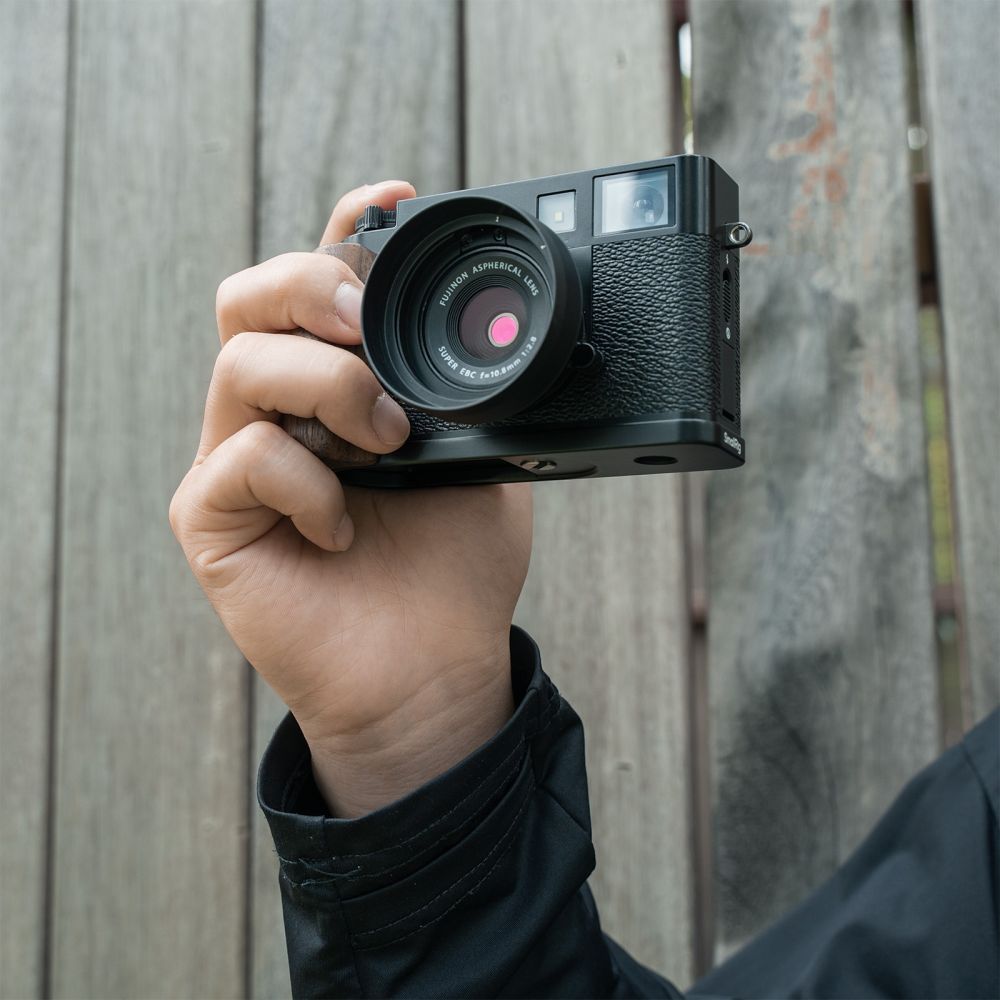 SmallRig 5224 Piastra di montaggio a L con impugnatura in legno per FUJIFILM X half, nero