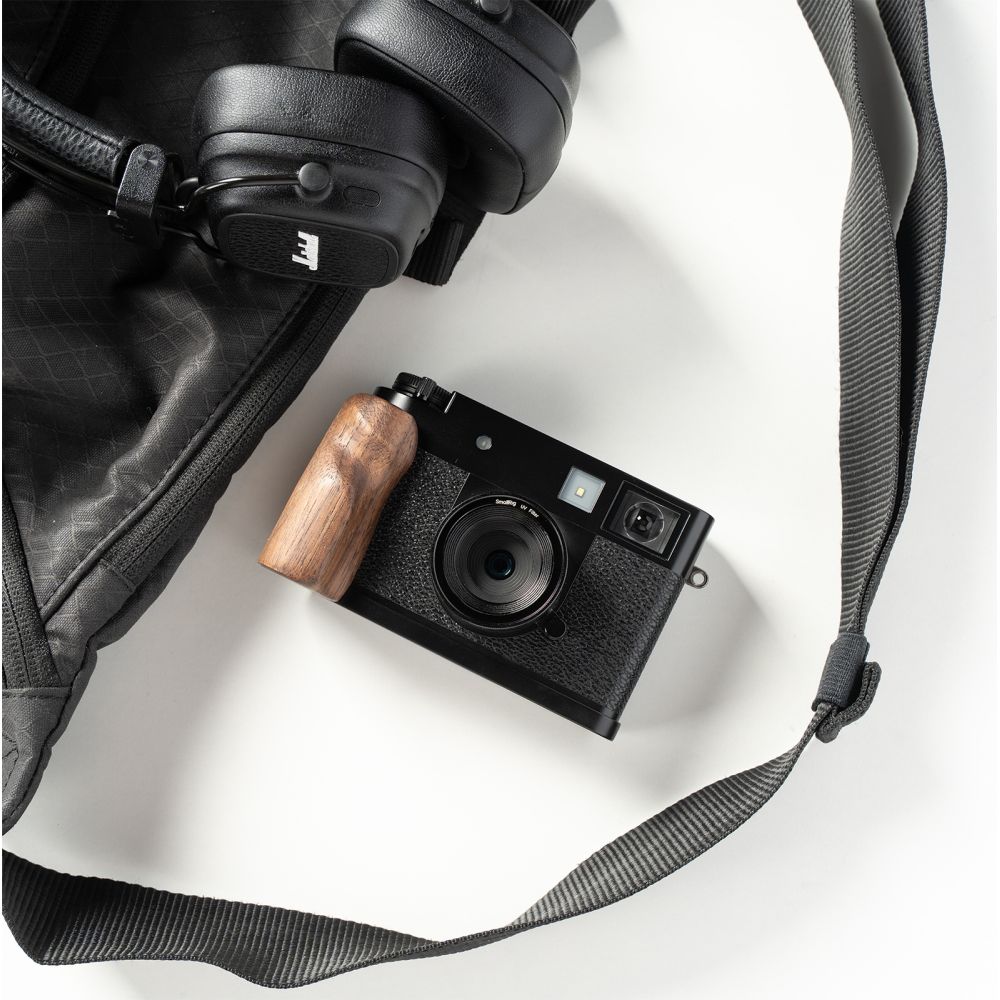 SmallRig 5224 Piastra di montaggio a L con impugnatura in legno per FUJIFILM X half, nero