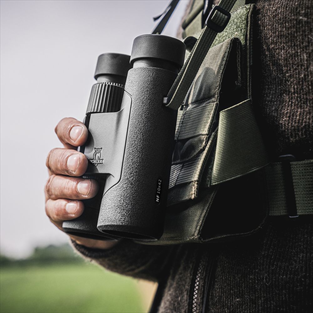 Binocolo Noblex NF 10x42 in dotazione