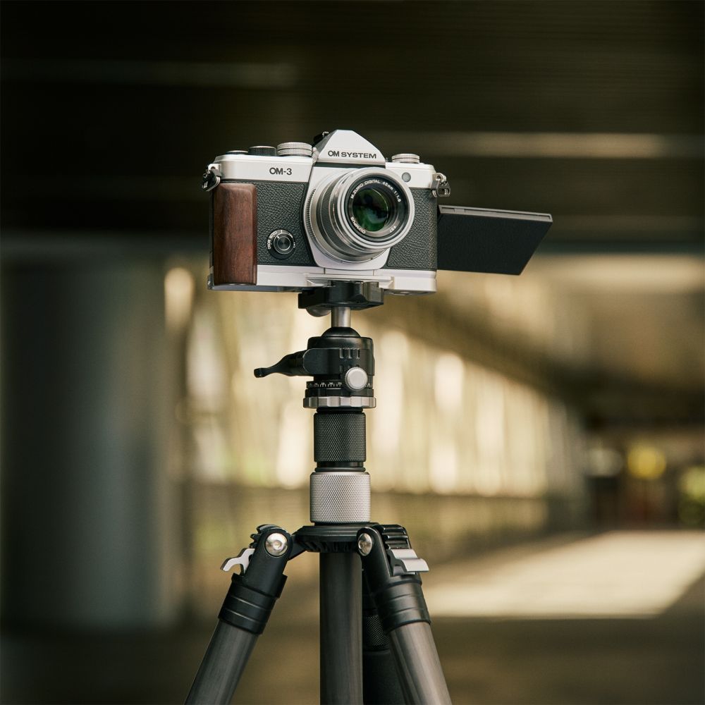 SmallRig 5563 L-Shaped Mount Plate with Wooden Handle for OM SYSTEM OM-3